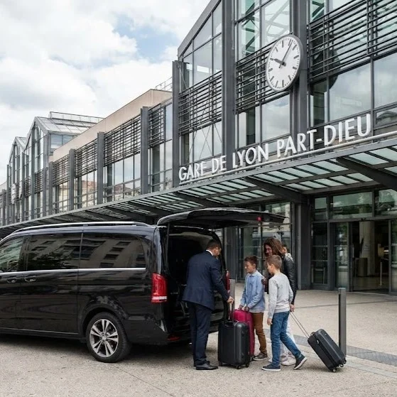 Chauffeur privé Lyon VTC en costume avec berline Mercedes Classe E