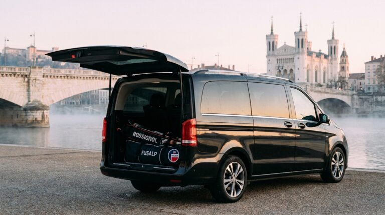 Van Mercedes premium prêt pour un transfert privé de Lyon vers Méribel au petit matin